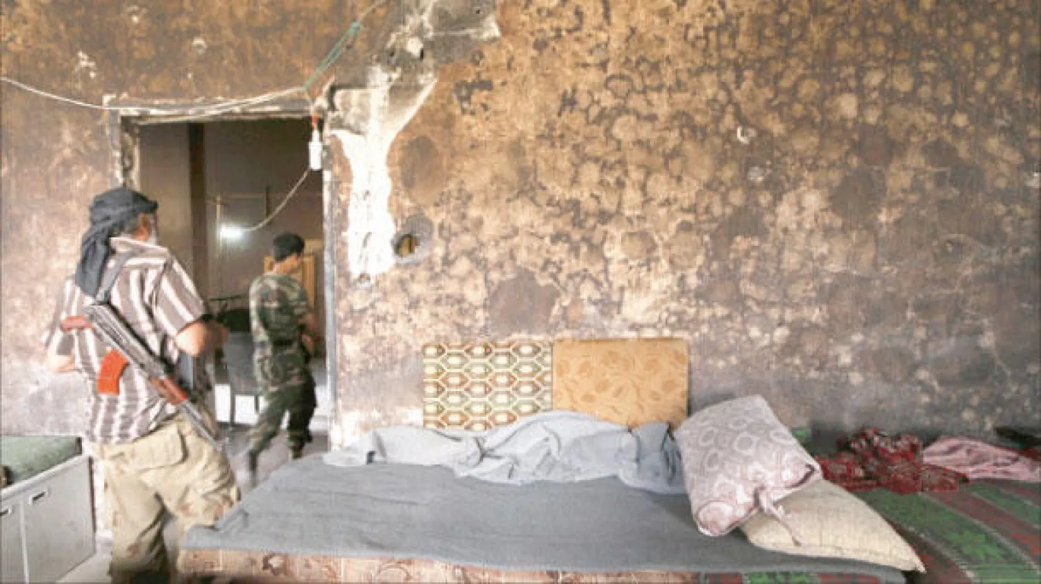 مقاتلون من  الجيش السوري الحر يتجولون داخل قصر العدل في حلب أمس (رويترز)