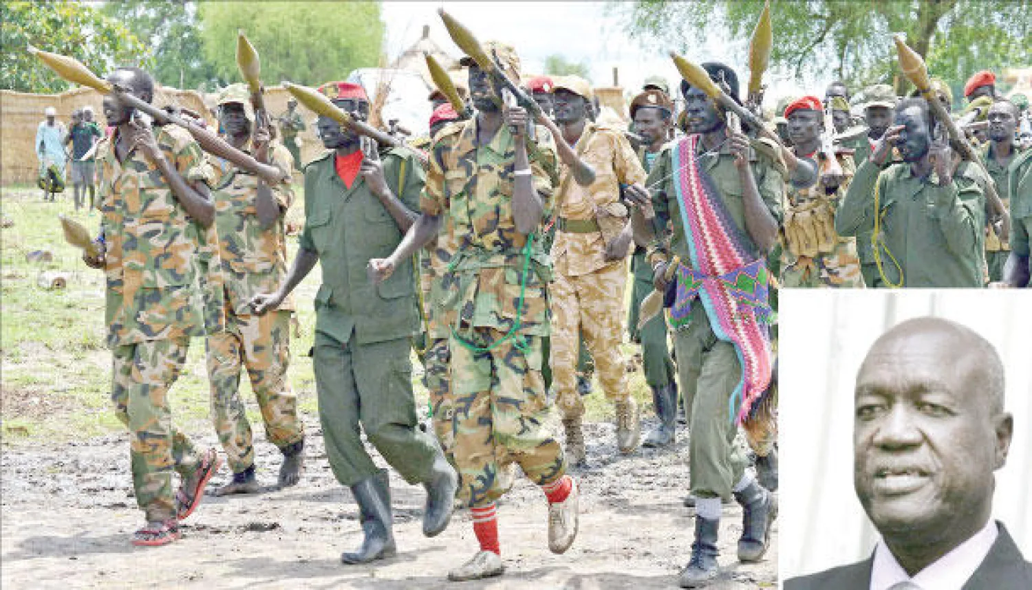 عناصر من جيش الحركة الديمقراطية في دولة جنوب السودان يستعرضون أسلحتهم المحمولة على الكتف في منطقة غوموروك.. وفي الإطار وزير الدفاع في دولة جنوب السودان الجنرال كول مانيانغ جوك (أ.ف.ب)