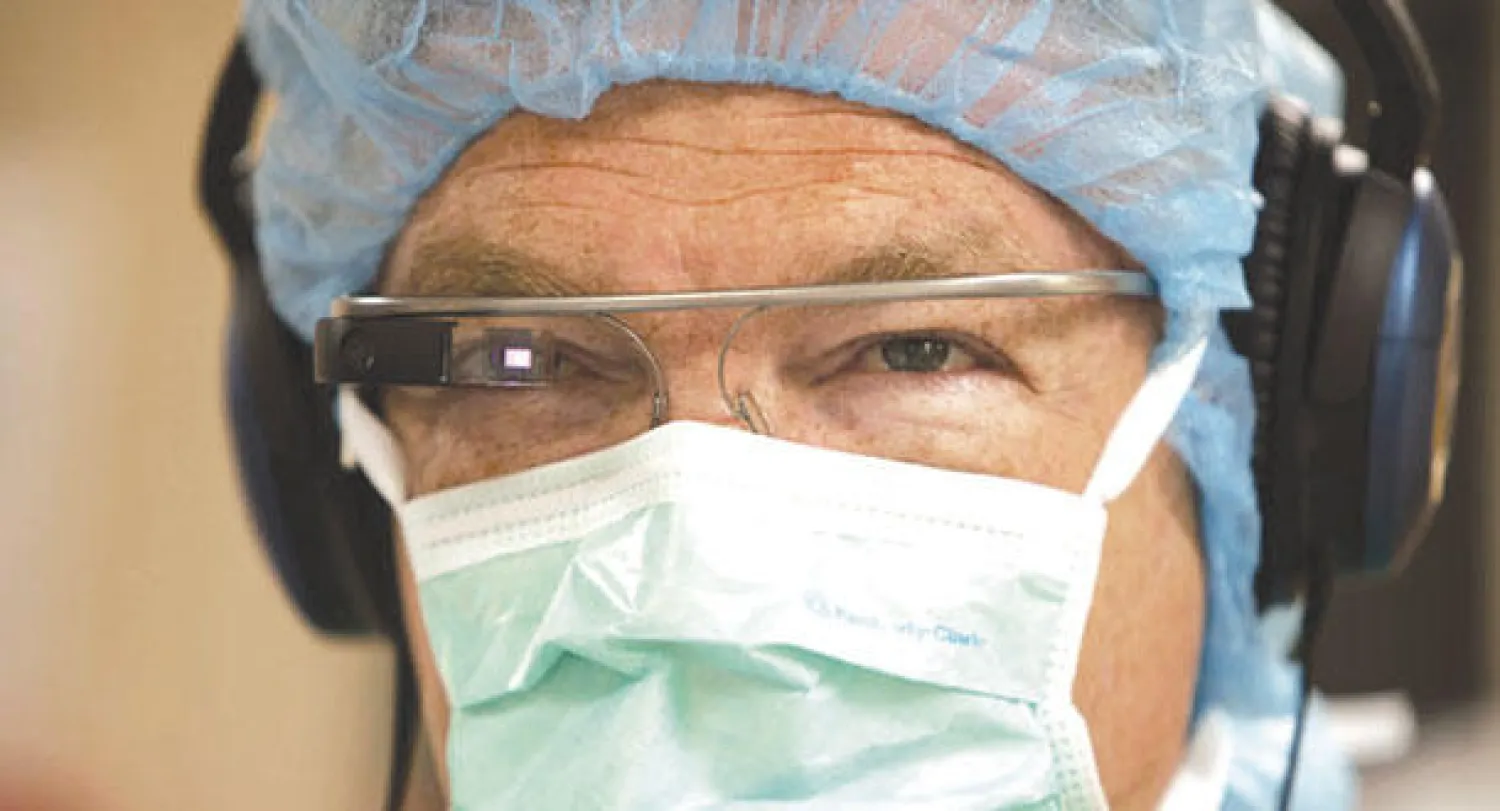 نظارات «غوغل» الكومبيوترية.. محط إعجاب الأطباء