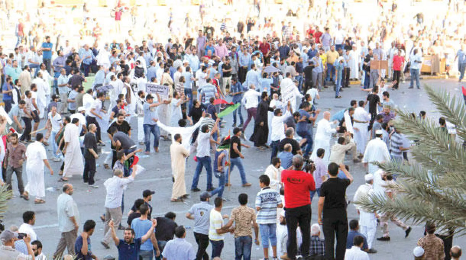 ليبيون يدعمون {عملية الكرامة} التي يقودها الجنرال الليبي المتقاعد خليفة حفتر في ساحة الشهداء في طرابلس مساء الجمعة (إ.ب.أ)