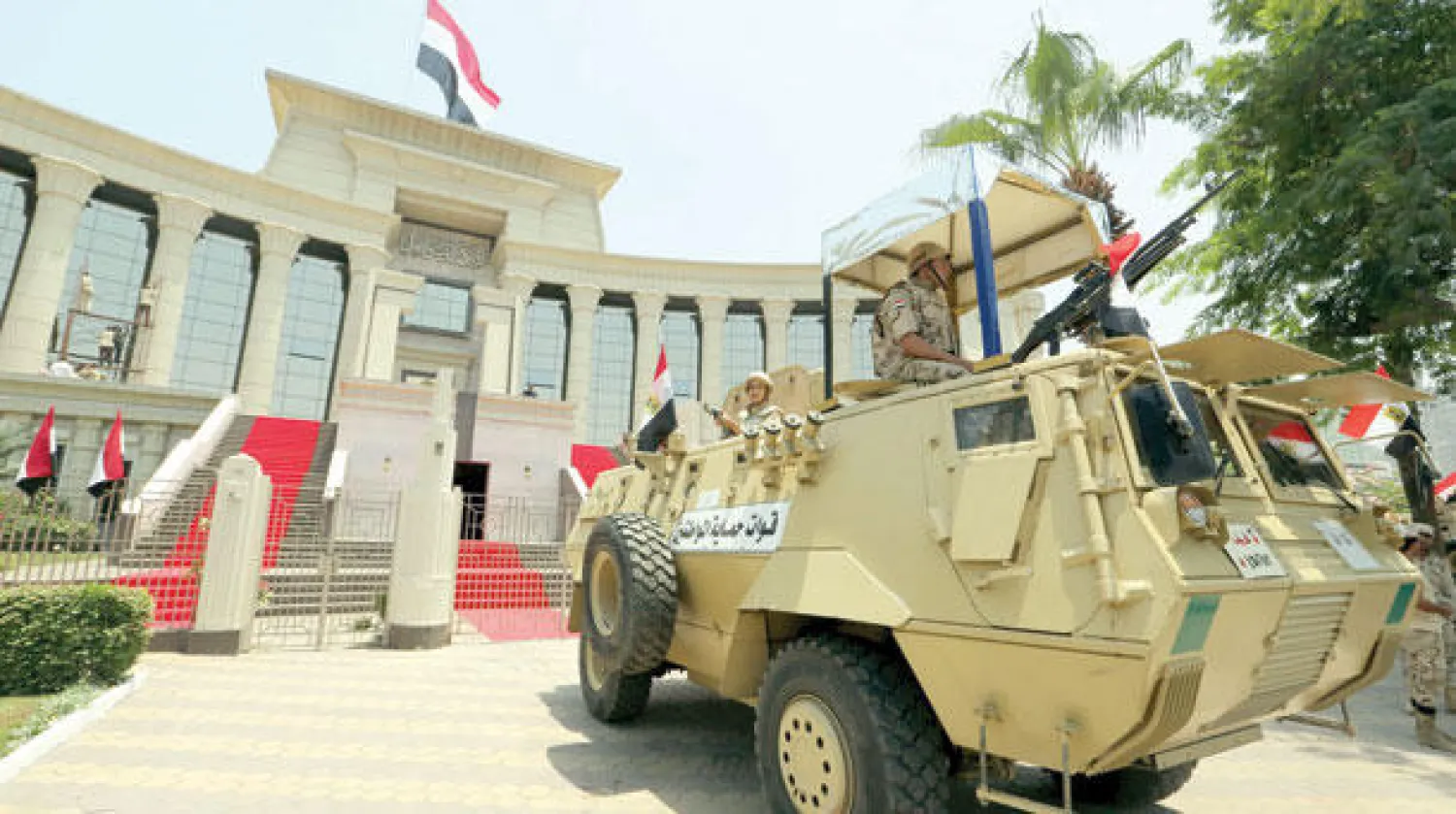 جنود من الجيش المصري على عربة مدرعة يراقبون الوضع الأمني خارج المحكمة الدستورية العليا في القاهرة حيث  يؤدي الرئيس المنتخب عبد الفتاح السيسي، اليمين الدستورية