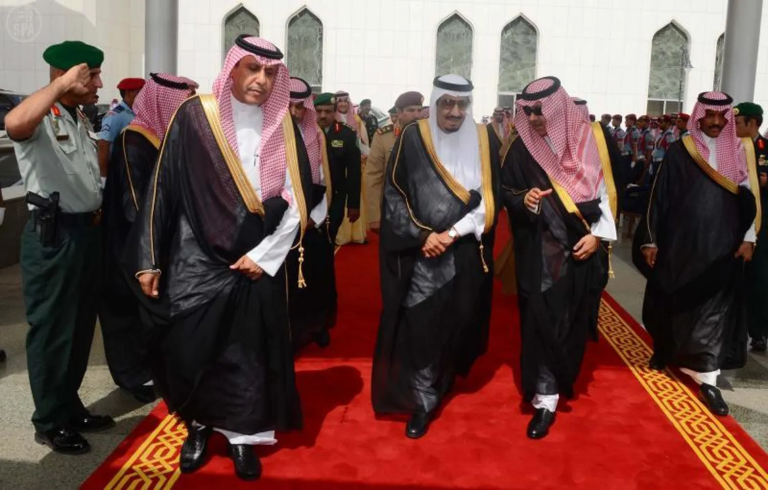 نائب خادم الحرمين لدى مغادرته جدة متجها إلى جمهورية مصر العربية