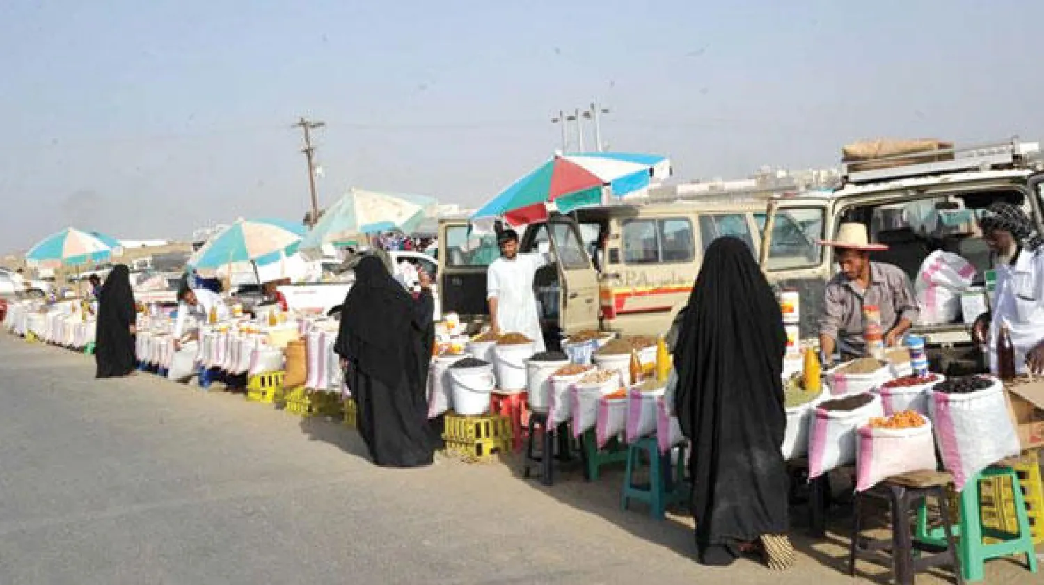سوق الخميس في الدرب في منطقة جازان حيث يحضر التجار بضائعهم المتنوعة منذ الساعة السادسة صباحا حتى السادسة مساء (واس)