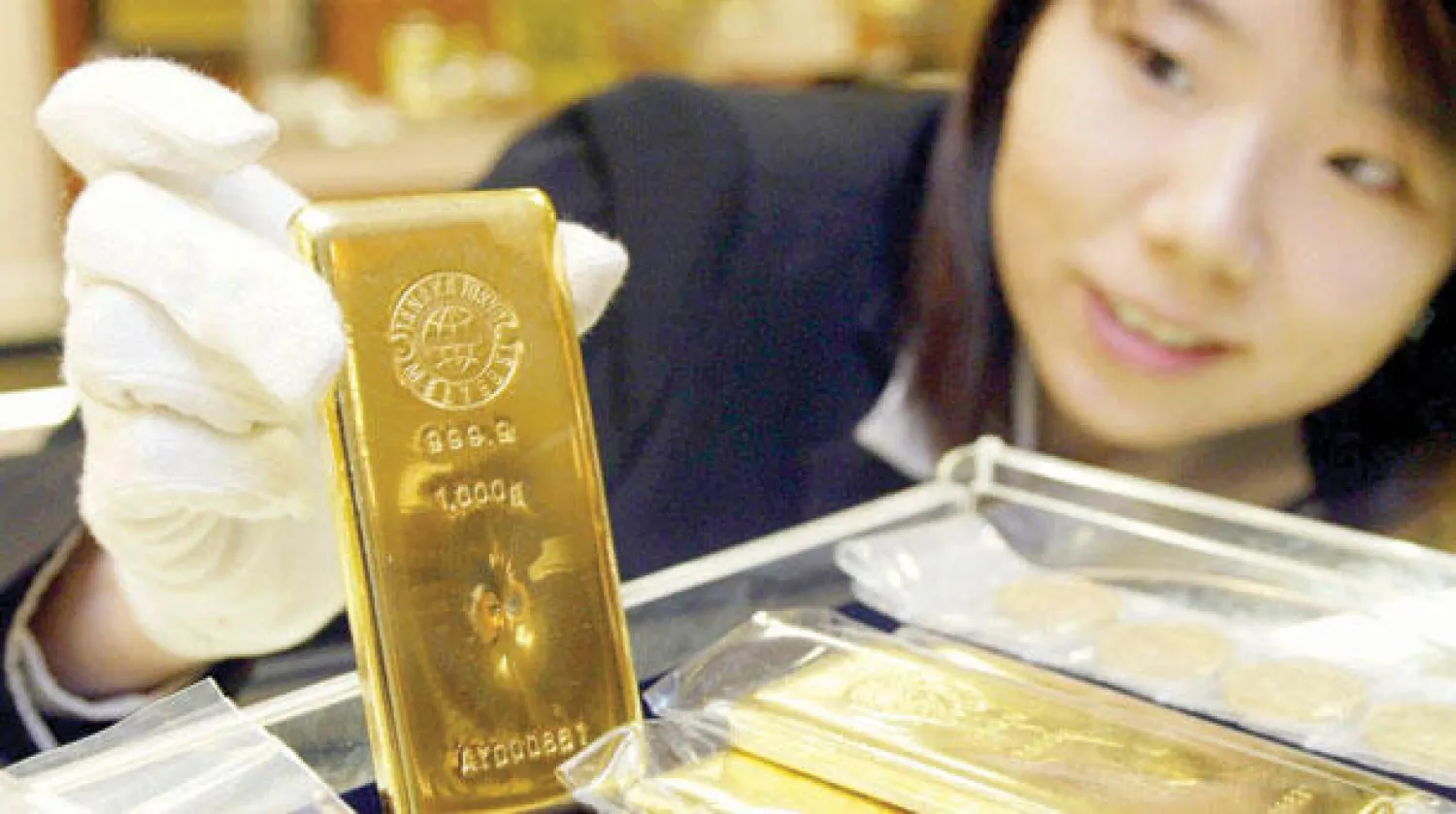 هبطت أسعار الذهب من مستوى قياسي سجل في 2012 عند سعر 1918 دولارا للأوقية إلى 1245 دولارا في عام 2014 (الفرنسية)