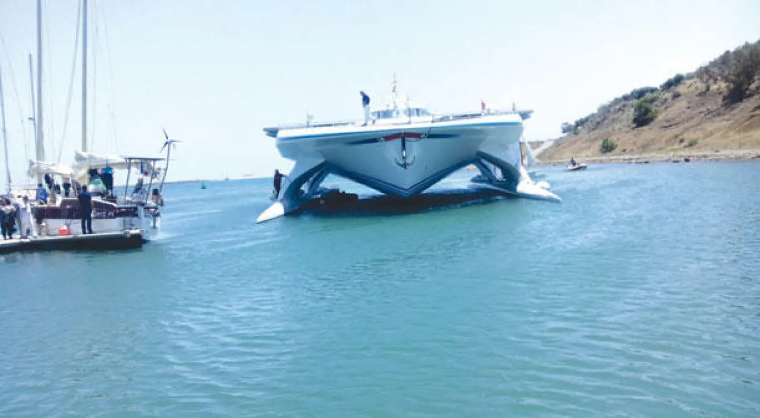 السفينة الشمسية «بلانيت سولار» عند وصولها لبحيرة مارشيكا ويبدو باسكار غولبيي صاحب المبادرة على سطح السفينة