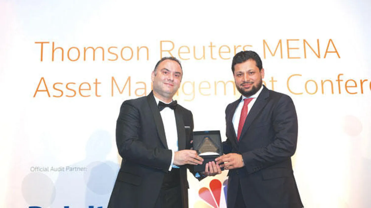 ظهير الدين خالد، رئيس إدارة الأصول في «جدوى للاستثمار»، يتسلم الجائزة نيابة عن الشركة خلال حفل خاص نظمته «تومسون رويترز» في دبي («الشرق الأوسط»)