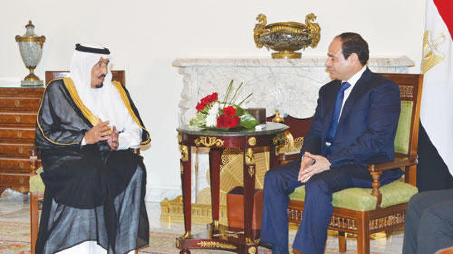 نائب خادم الحرمين الأمير سلمان بن عبد العزيز خلال اجتماعه مع الرئيس المصري عبد الفتاح السيسي في قصر الاتحادية بالقاهرة أمس (واس) 