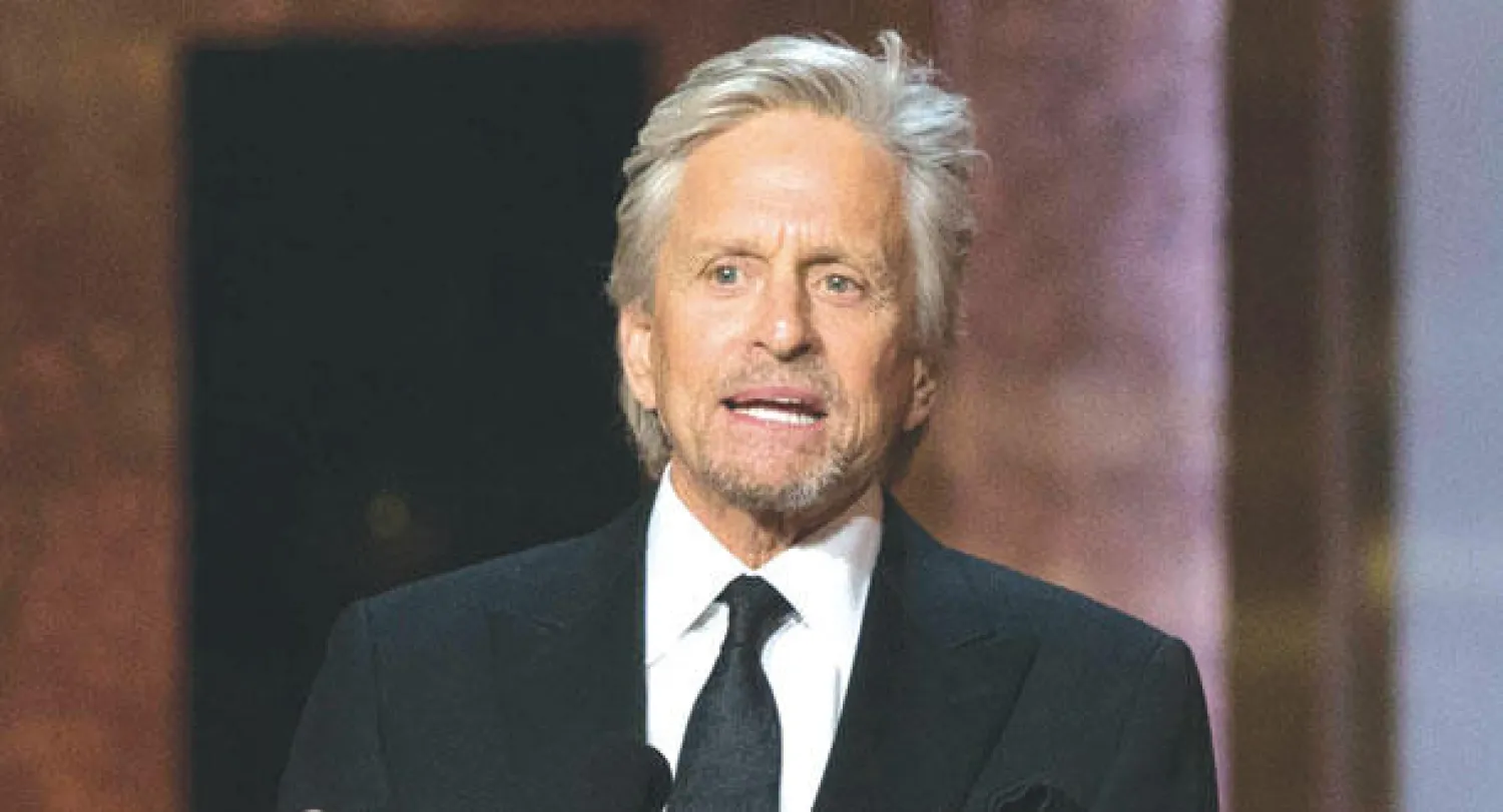 مايكل دوغلاس يبدي إعجابه بـ«العصا السحرية» لميركل