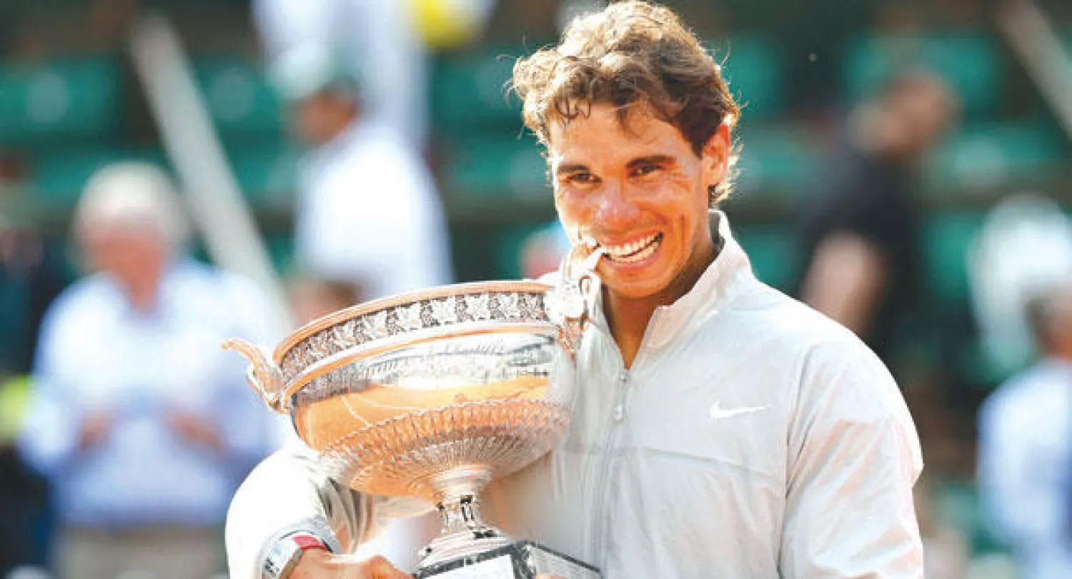 نادال يحتفل بكأس رولان غاروس (رويترز)
