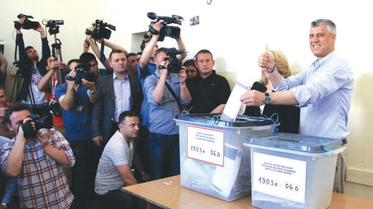 رئيس وزراء كوسوفو هاشم تاتشي يدلي بصوته في الانتخابات في بريشتينا أمس (رويترز)