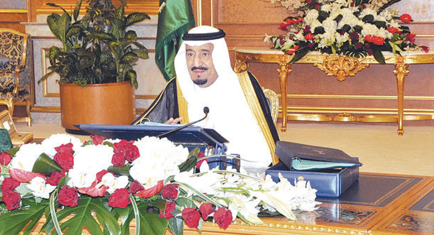 نائب خادم الحرمين الشريفين لدى ترؤسه جلسة مجلس الوزراء في جدة أمس (واس)