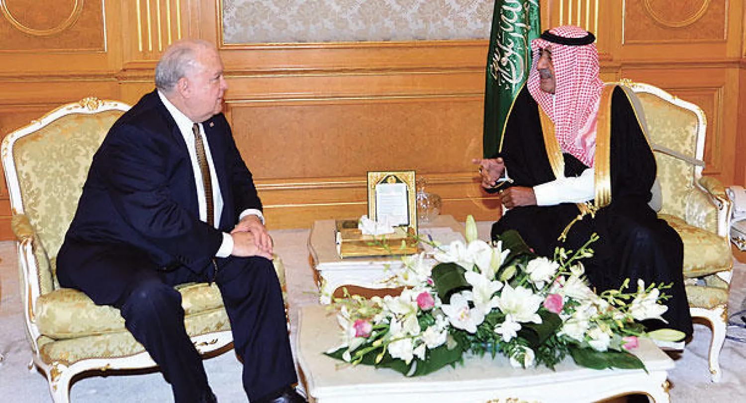 الأمير مقرن بن عبد العزيز خلال لقائه السفير الأميركي في جدة أمس (واس)