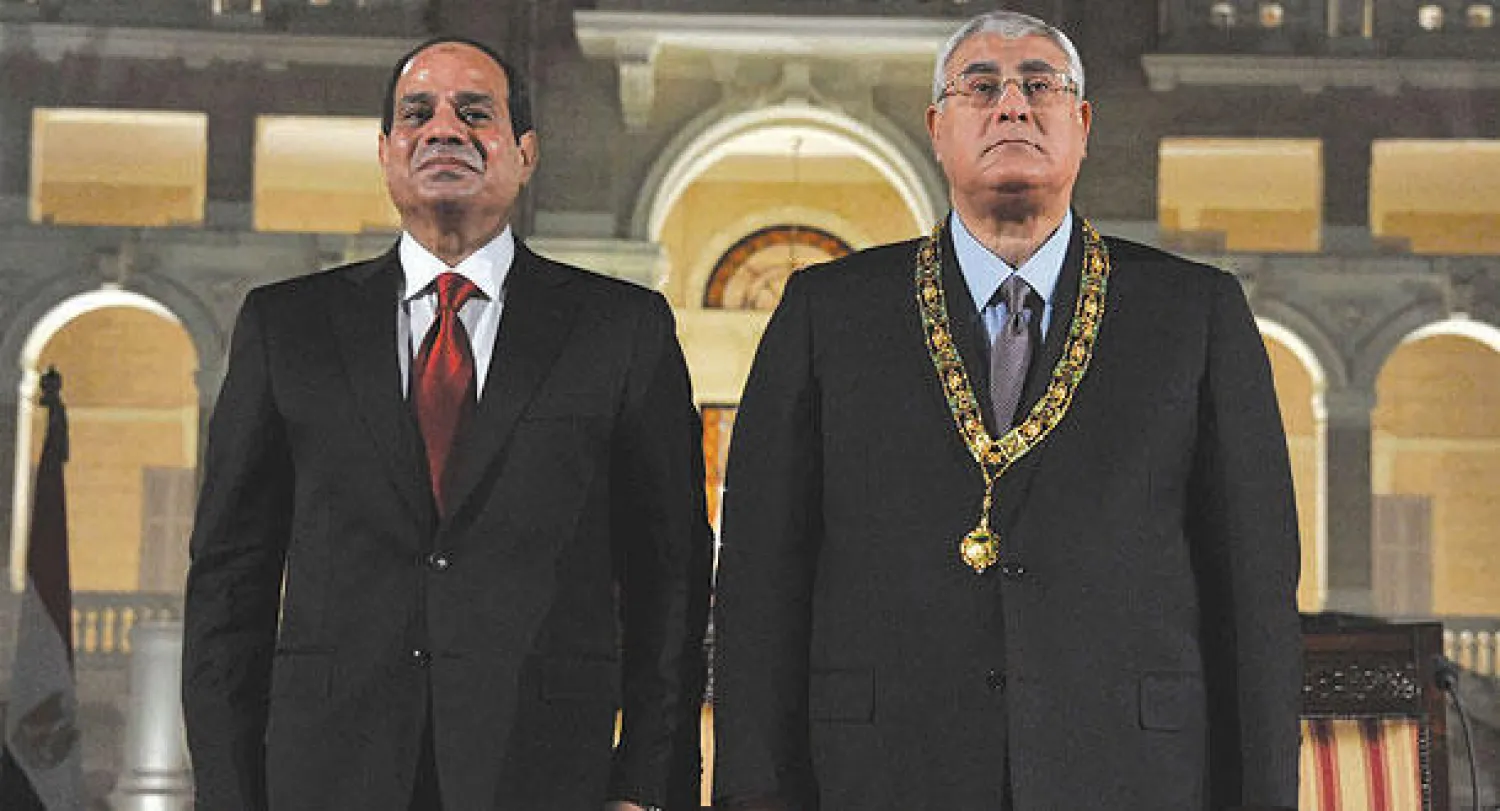 الرئيس عبد الفتاح السيسي في لقطة تذكارية مع المستشار عدلي منصور عقب منح الأخير  قلادة النيل ليلة أول من أمس في قصر القبة بالقاهرة (الرئاسة المصرية)
