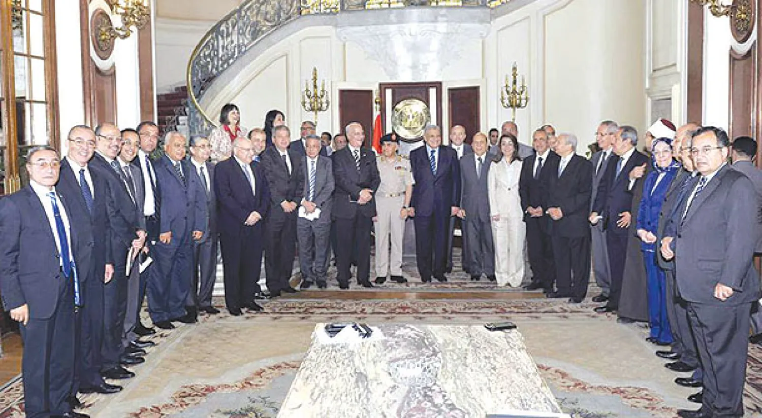صورة تذكارية للحكومة المصرية عقب اجتماعها الأخير أمس قبيل تقديم استقالتها إلى الرئيس (موقع الحكومة)