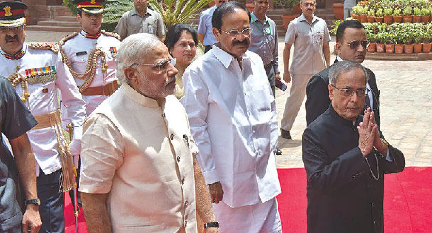 الرئيس الهندي براناب موخرجي  يصل مع رئيس الوزراء مودي  إلى البرلمان في نيودلهي أمس (أ.ف.ب)