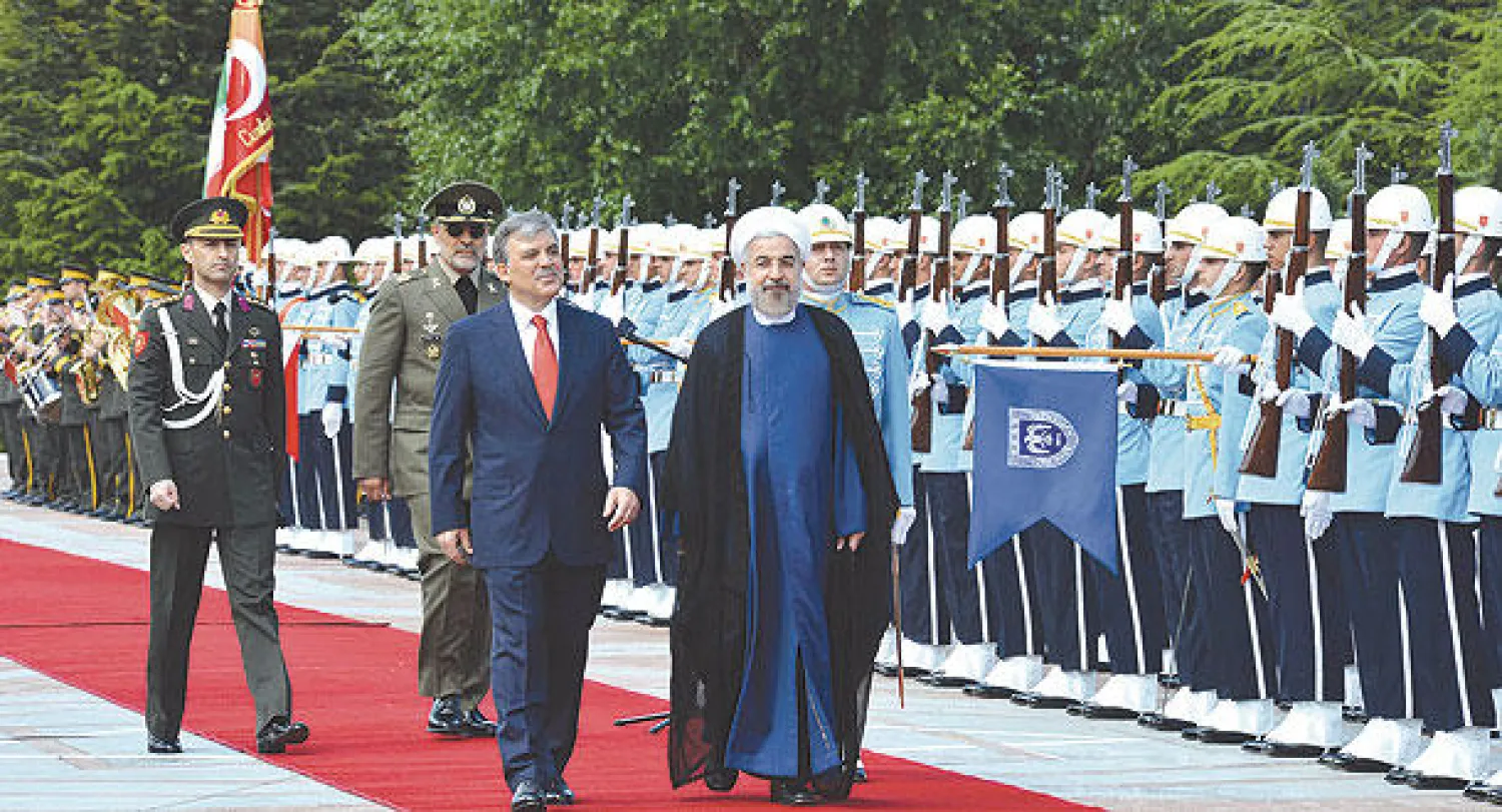الرئيس التركي عبد الله غل والرئيس الإيراني حسن روحاني يستعرضان حرس الشرف في القصر الرئاسي بأنقرة أمس (إ.ب.أ)