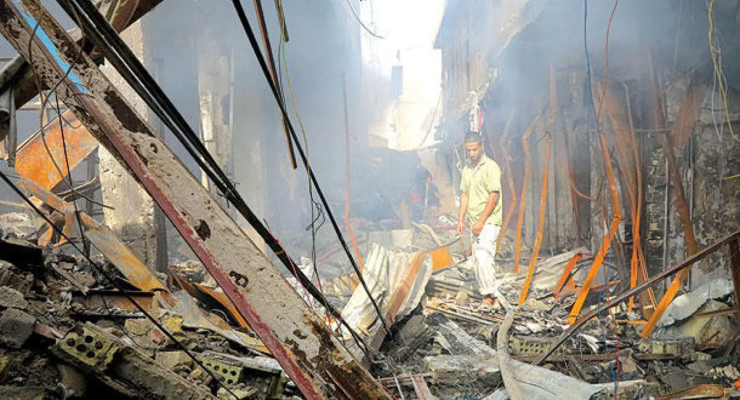 جانب من الدمار الذي خلفه قصف بالمروحيات في سوق بالرمادي أول من أمس (رويترز)