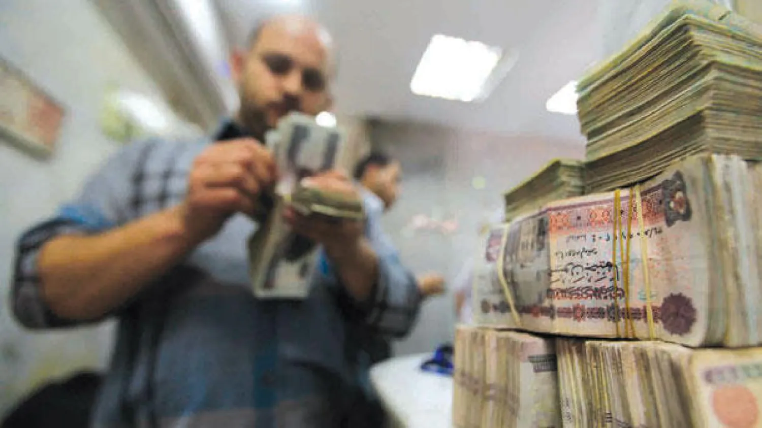 حقق الجنيه أمس تحسنا طفيفا أمام الدولار الذي بلغ سعره في عطاء البنك المركزي 7.1402 جنيه  (أ.ف.ب)