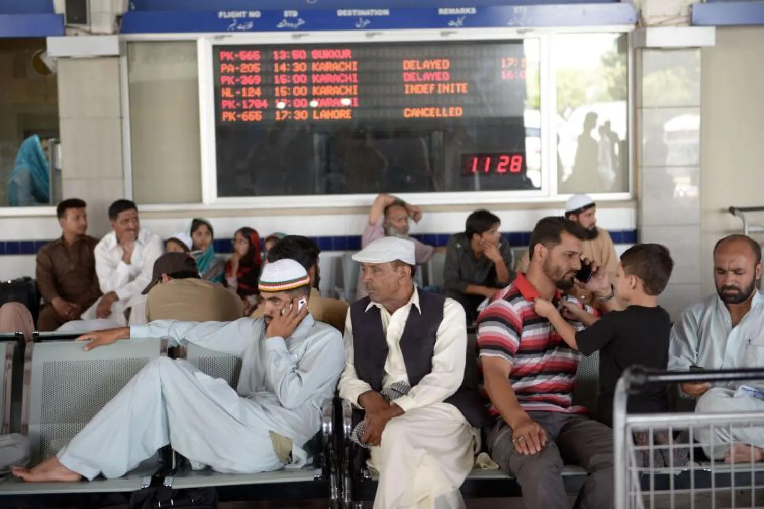 «طالبان» الباكستانية تتبنى هجوما على مطار كراتشي أودى بحياة 27 شخصا