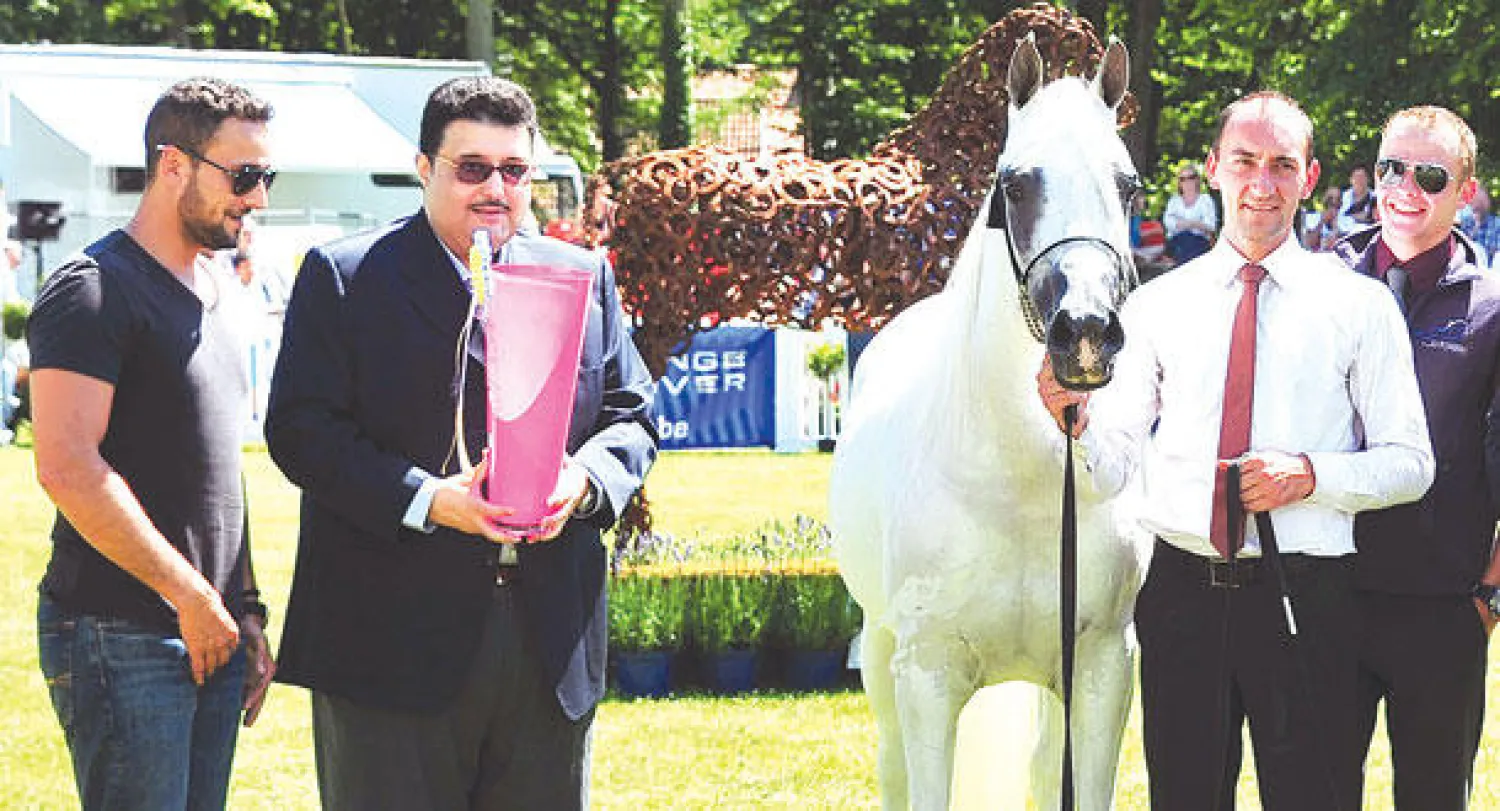 الأمير عبد العزيز بن أحمد خلال تسلمه جائزة الفوز في بطولة بروج البلجيكية