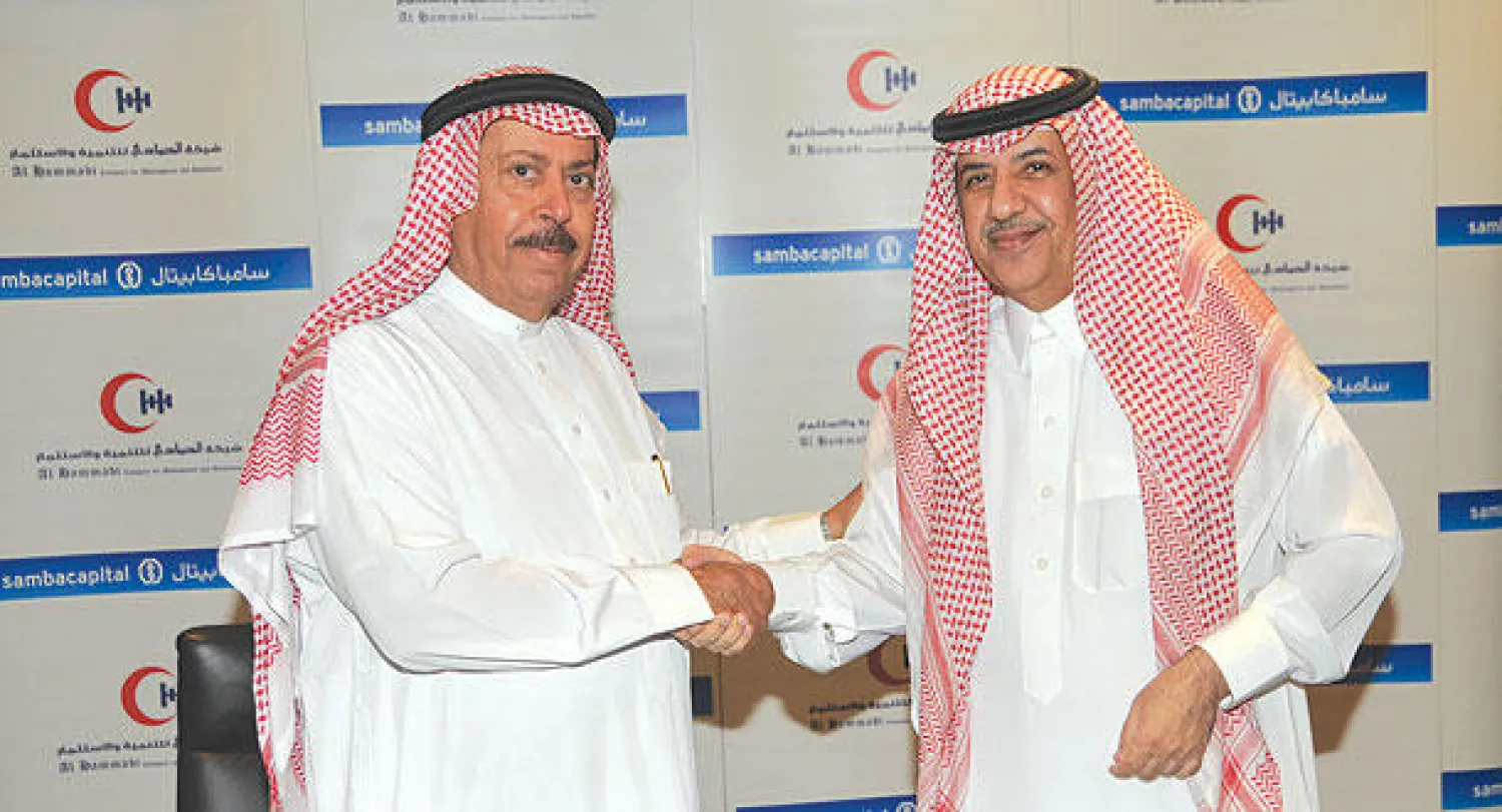 عيسى العيسى وصالح الحمادي لحظة توقيع اتفاقية  تعهد الاكتتاب الحصري («الشرق الأوسط»)