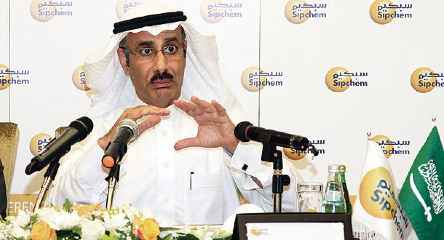 المهندس أحمد العوهلي في المؤتمر الصحافي الذي أعلن فيه توقف دمج شركتي «سبكيم» و«الصحراء» أمس (تصوير: عمران حيدر)