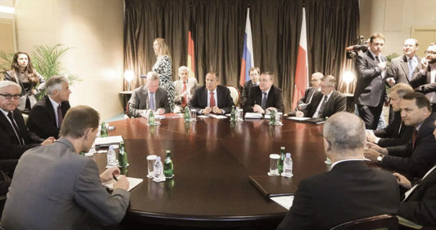 وزير الخارجية البولندي رادوسلاف سيكورسكي (يمين) ونظيراه الروسي سيرغي لافروف (وسط) والألماني فرانك - فالتر شتاينماير (يسار) أثناء اجتماعهم لمناقشة الأزمة الأوكرانية في سان بطرسبورغ أمس (إ.ب.أ)