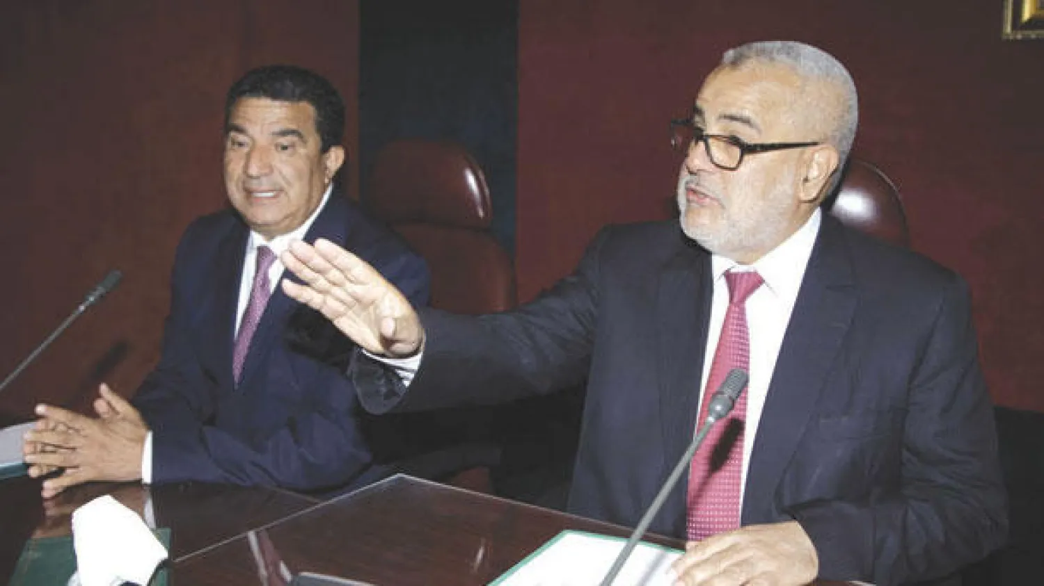 عبد الإله ابن كيران رئيس الحكومة المغربية، ومحمد مبديع الوزير المكلف بالوظيفة العمومية وتحديث الإدارة، خلال افتتاح الجمع العام للمجلس الأعلى للوظيفة العمومية في الرباط أمس (تصوير: مصطفى حبيس)