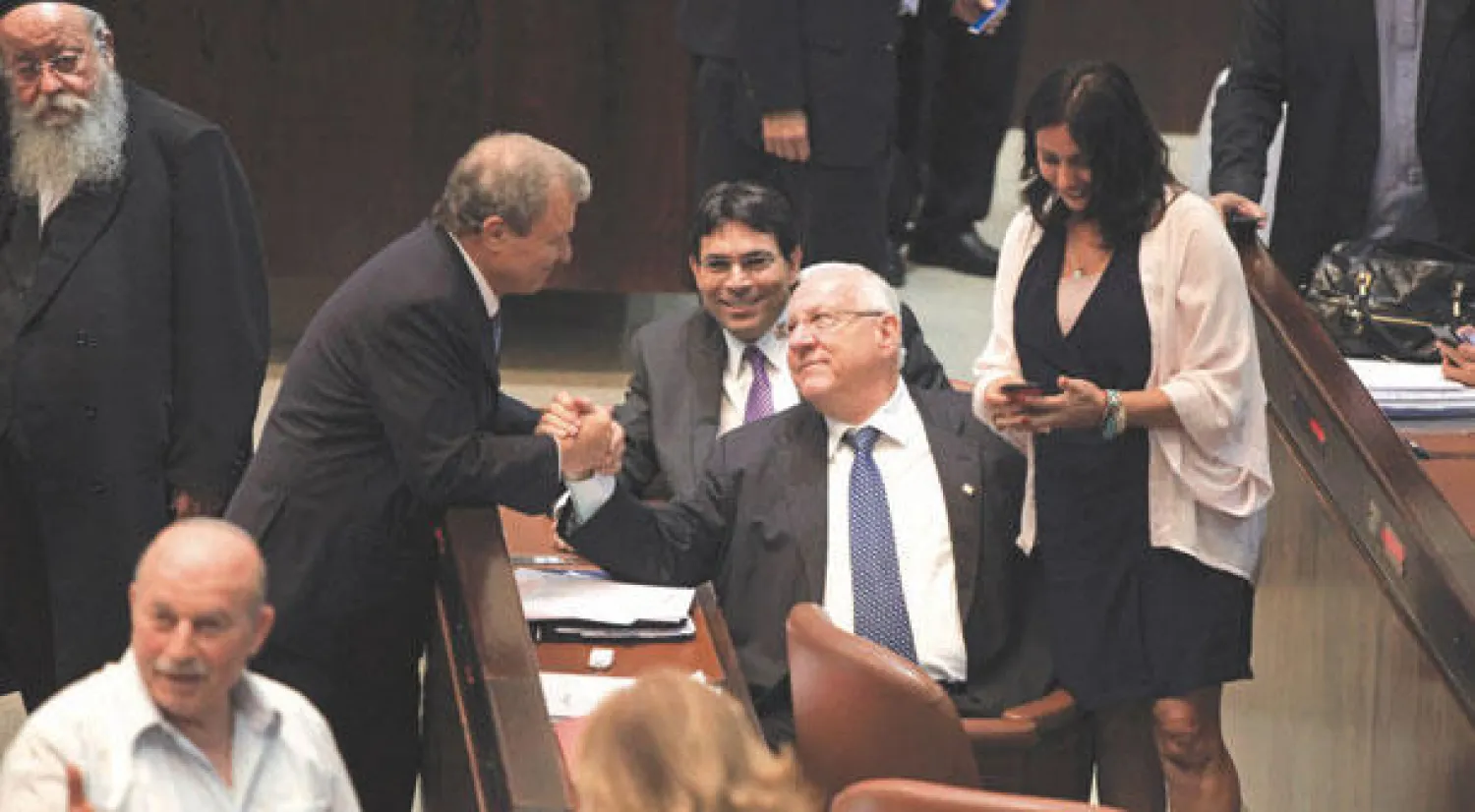 رؤوفين ريفلين يتلقى التهنئة في الكنيست بعد فوزه بالرئاسة الإسرائيلية أمس (أ.ب)