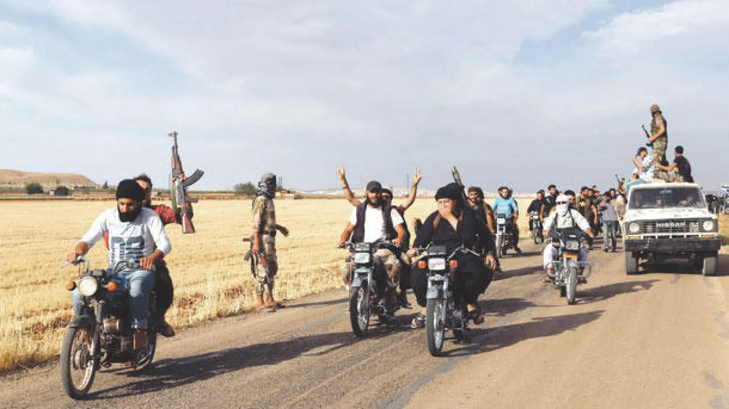 صورة وزعت أمس لعناصر منتمية للجيش السوري الحر وهم يستعدون لشن هجوم في ريف حماه الشمالي (رويترز)