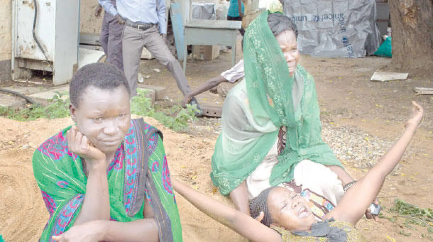 أقارب أخر ضحايا الكوليرا في دولة جنوب السودان ينتحبون خارج المستشفى التعليمي في جوبا أمس (أ.ب)