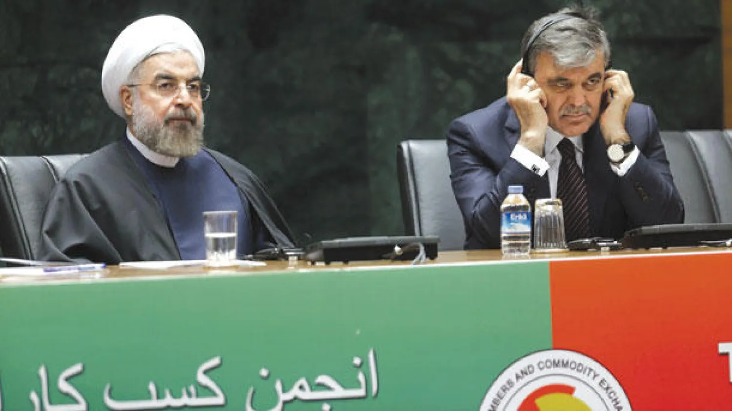 الرئيس الإيراني حسن روحاني ونظيره التركي عبد الله غل لدى حضورهما منتدى الأعمال التركي ـ الإيراني في أنقرة أمس (أ.ف.ب)