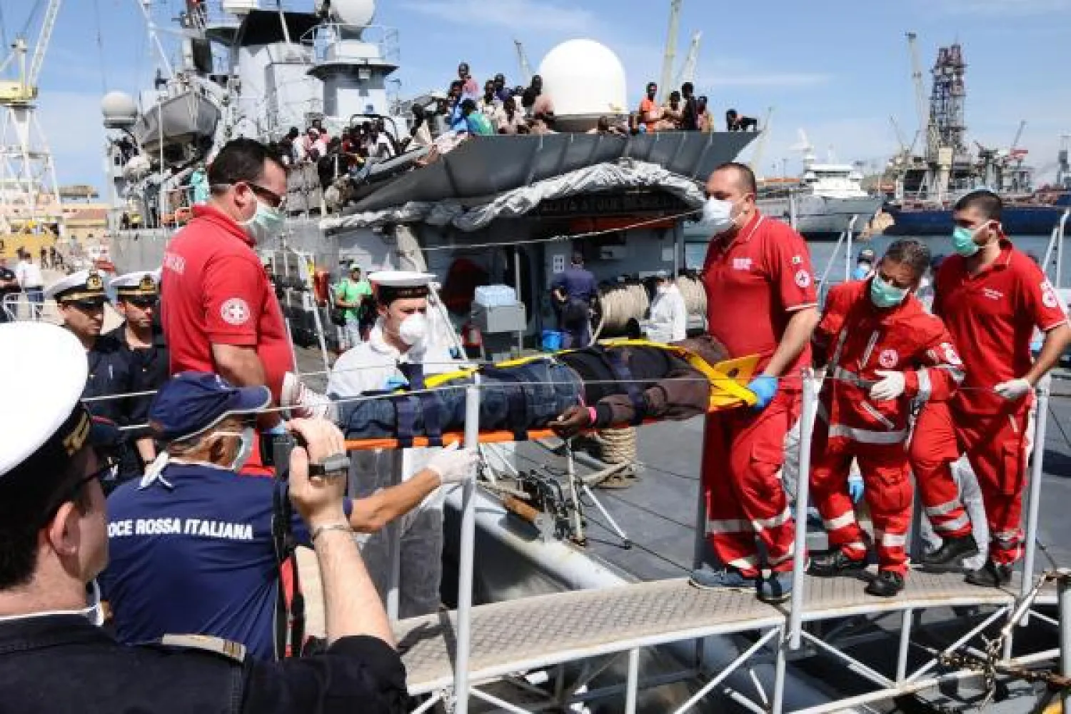 قتلى ومفقودون بغرق مركبين للمهاجرين قرب السواحل الإيطالية