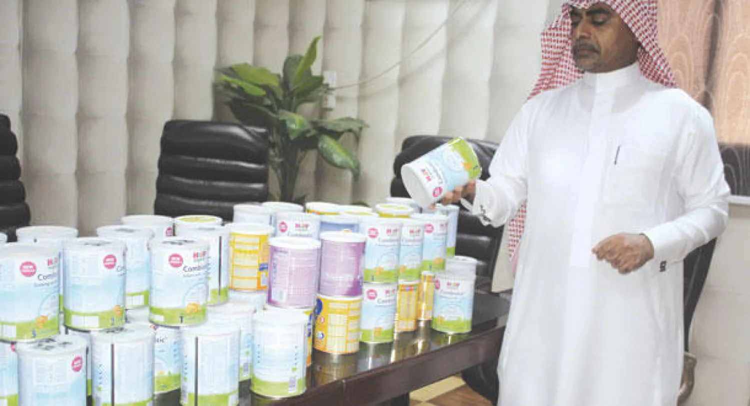 جانب من عمليات مصادرة لحليب أطفال منتهي الصلاحية في منطقة جازان («الشرق الأوسط»)