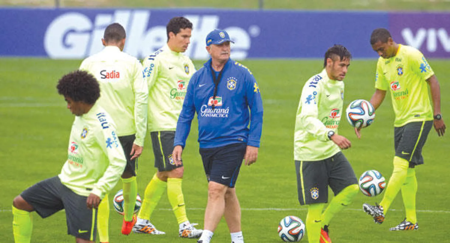 سكولاري يباشر «وصفته السحرية» في تدريبات المنتخب البرازيلي (أ.ف.ب)