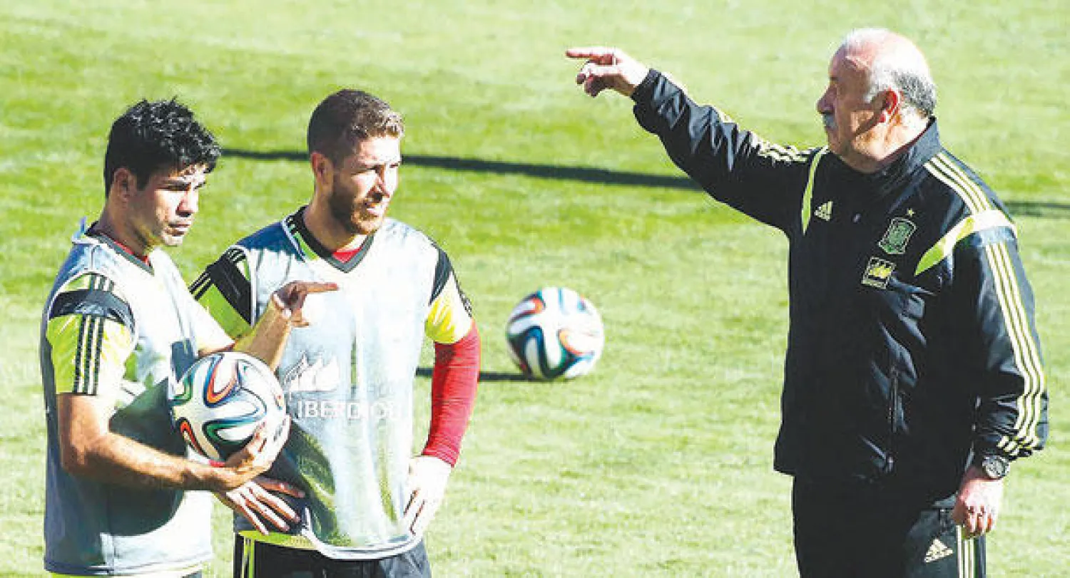 ديل بوسكي يوجه اللاعبين أثناء استعدادات المنتخب الإسباني للمونديال