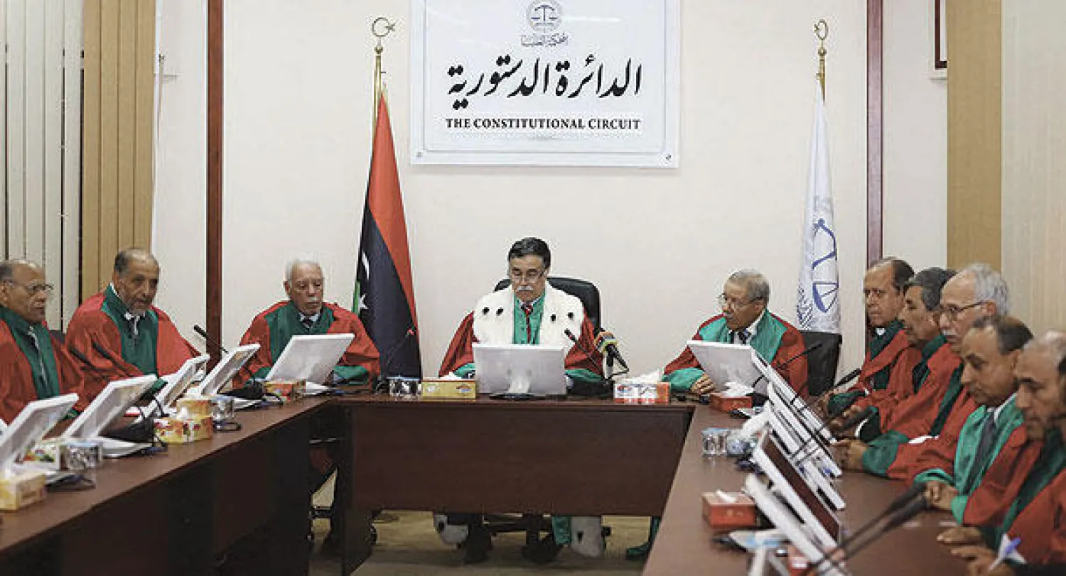 رئيس المحكمة الدستورية العليا في ليبيا المستشار كمال دهان خلال إعلانه أمس قرار المحكمة بأن انتخاب رئيس الوزراء الجديد أحمد معيتيق غير قانوني (رويترز)