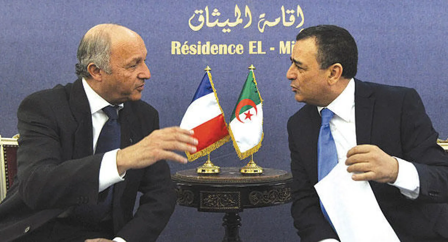 وزير الصناعة والمناجم الجزائري أثناء لقائه وزير الخارجية الفرنسي في الجزائر أمس (أ.ف.ب)