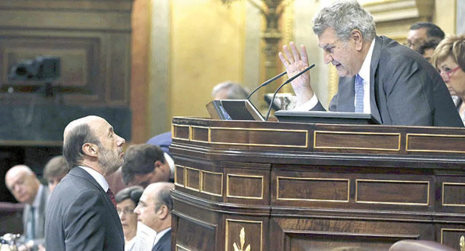 زعيم المعارضة الاشتراكية ألفريدو بيريز روبالكابا (يسار) يتحدث إلى رئيس مجلس النواب خيسوس بوسادا خلال جلسة التصويت على تنازل الملك عن العرش لصالح ابنه، في مدريد، أمس (إ.ب.أ)