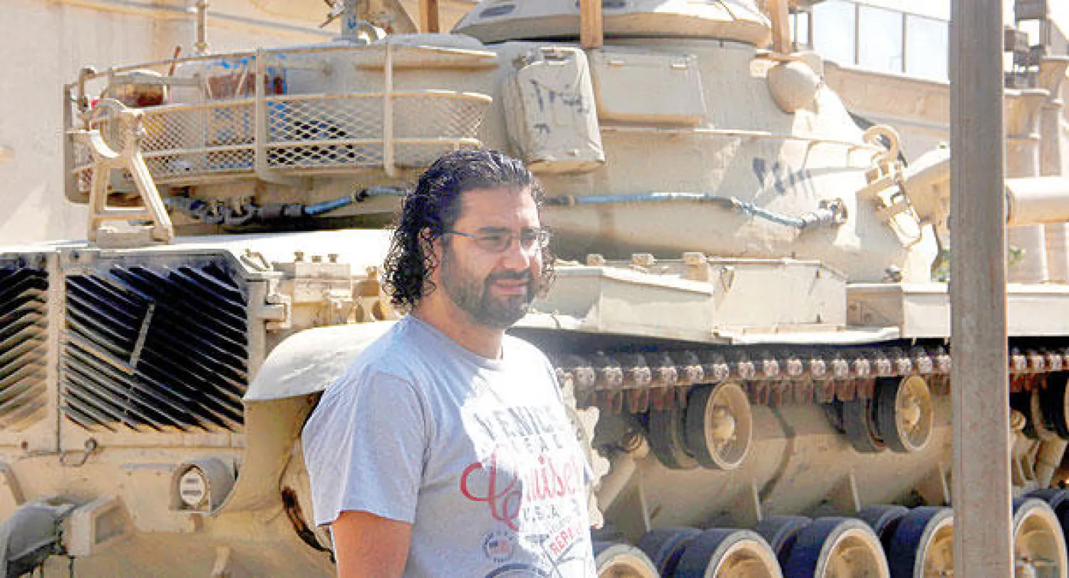 الناشط المصري علاء عبد الفتاح أمام مقر محاكمته شرق القاهرة أمس (أ.ب)