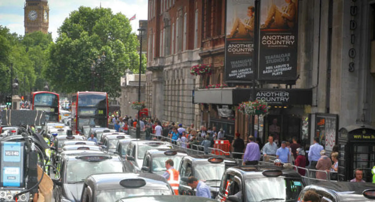 شارك حوالي عشرة آلاف سيارة أجرة سوداء في موكب بوسط مدينة لندن مما تسبب في توقف حركة المرور.. ويظهر عشرات من المحتجين في الطريق المؤدي إلى قصر باكنغهام الملكي (تصوير: جيمس حنا)