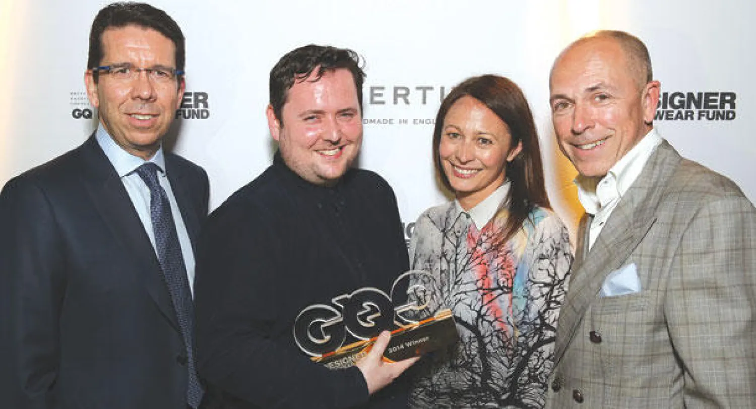 كريستوفر شانون يتوسط كارولين راش وماسيميليانو بوغلياني من شركة «فيرتو» فيما يظهر على اليمين ديلان جونز