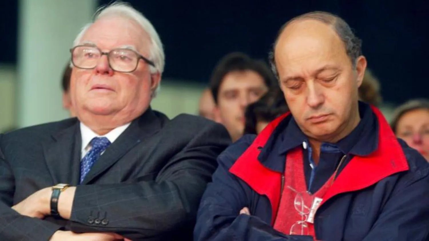 الصحف الفرنسية تسخر من وزير اعتاد النوم في اللقاءات الرسمية