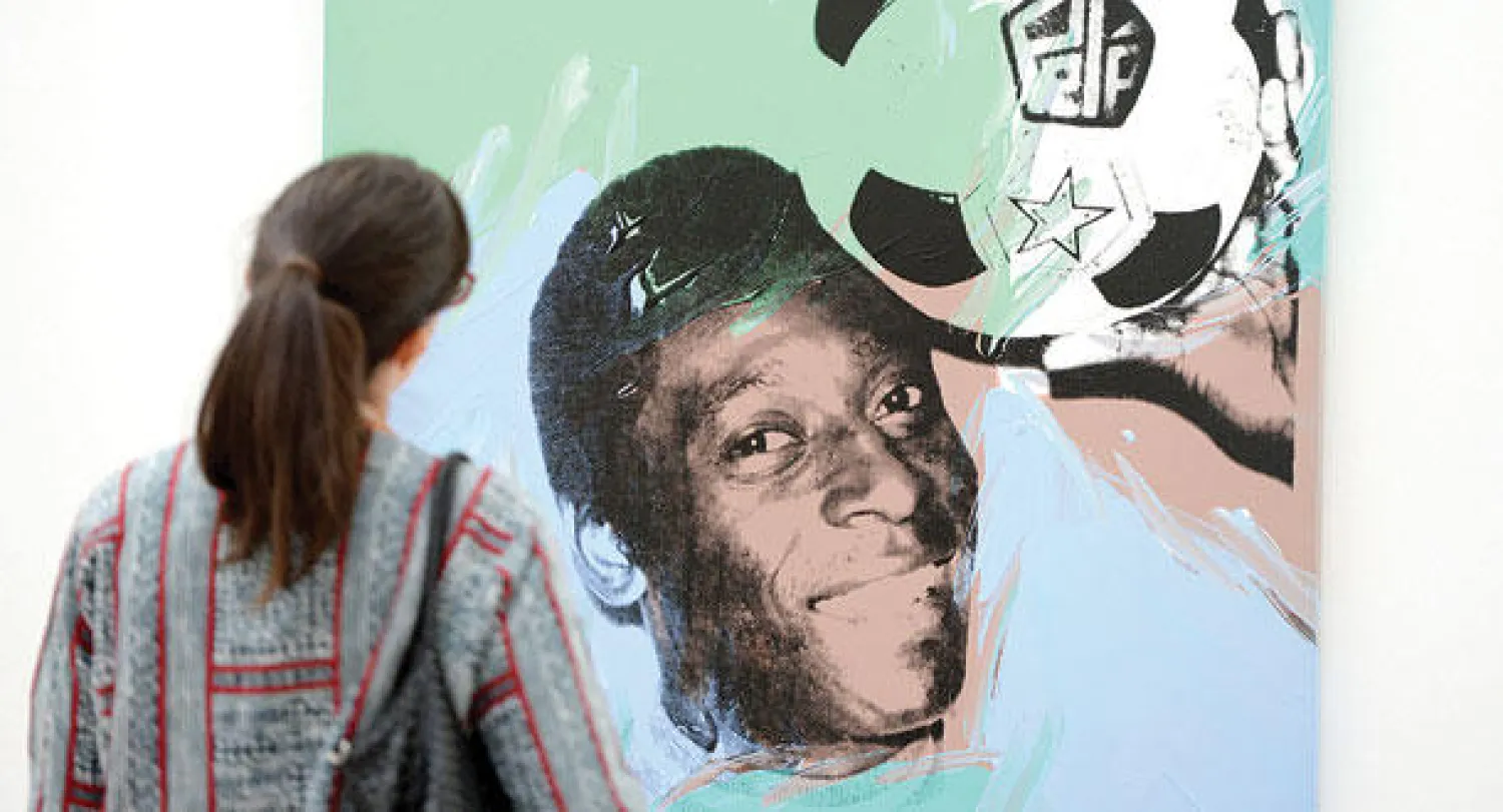 صور الأسطورة بيليه عادت لتنتشر بشوارع البرازيل مع انطلاق المونديال (أ.ف.ب)