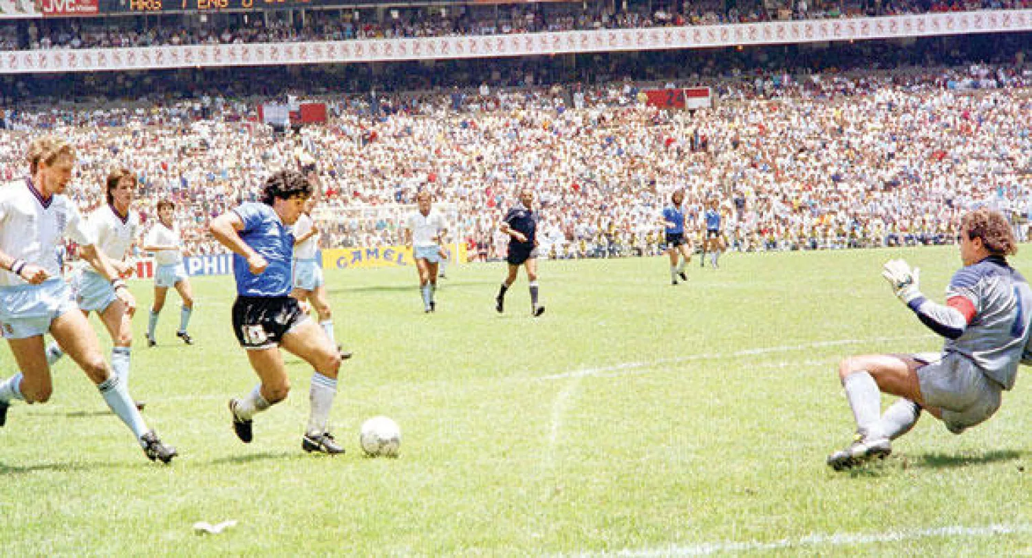 مارادونا راوغ نصف الفريق الانجليزي قبل التسديد في شباك شيلتون في مونديال 1986