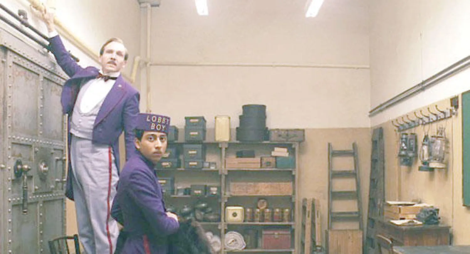 توني ريفولي ورالف فاينس في «فندق بودابست الكبير»