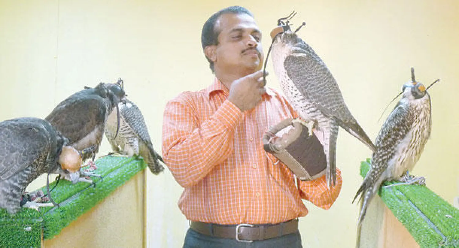الباحث الهندي البروفسور زبير ميدمال مع الصقور