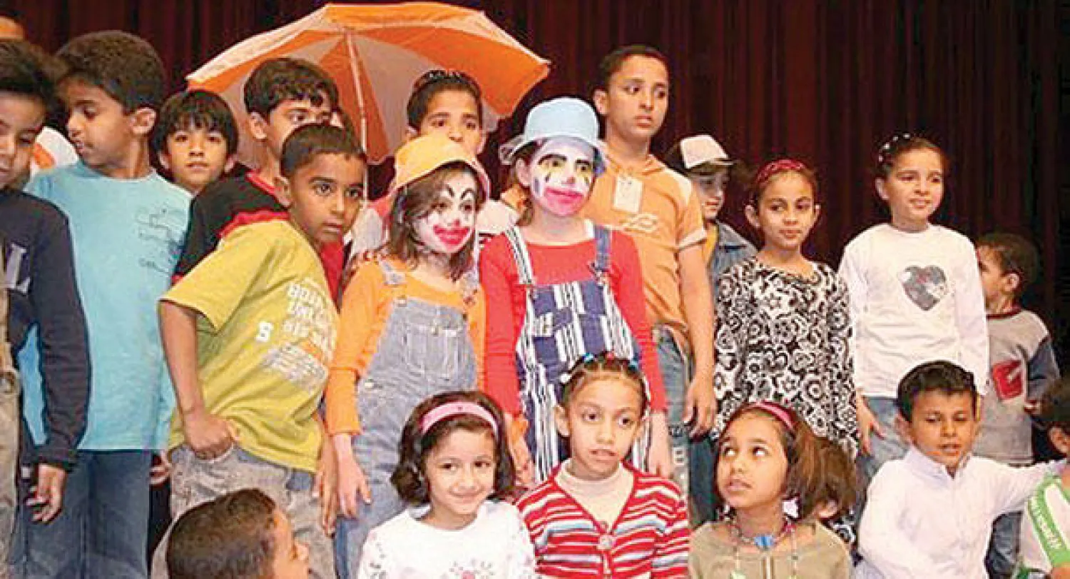 مجموعة من الأطفال المشاركين في مهرجان المسرح لهذا العام