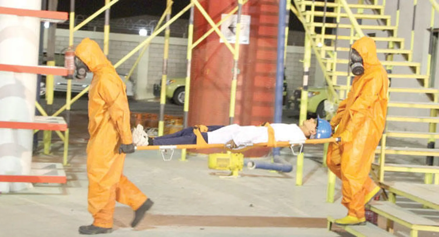 لقطات من الاستعراض الذي نفذته وحدات الدفاع المدني في حفل تخرج الدورة التأهيلية بالمنطقة الشرقية (واس)