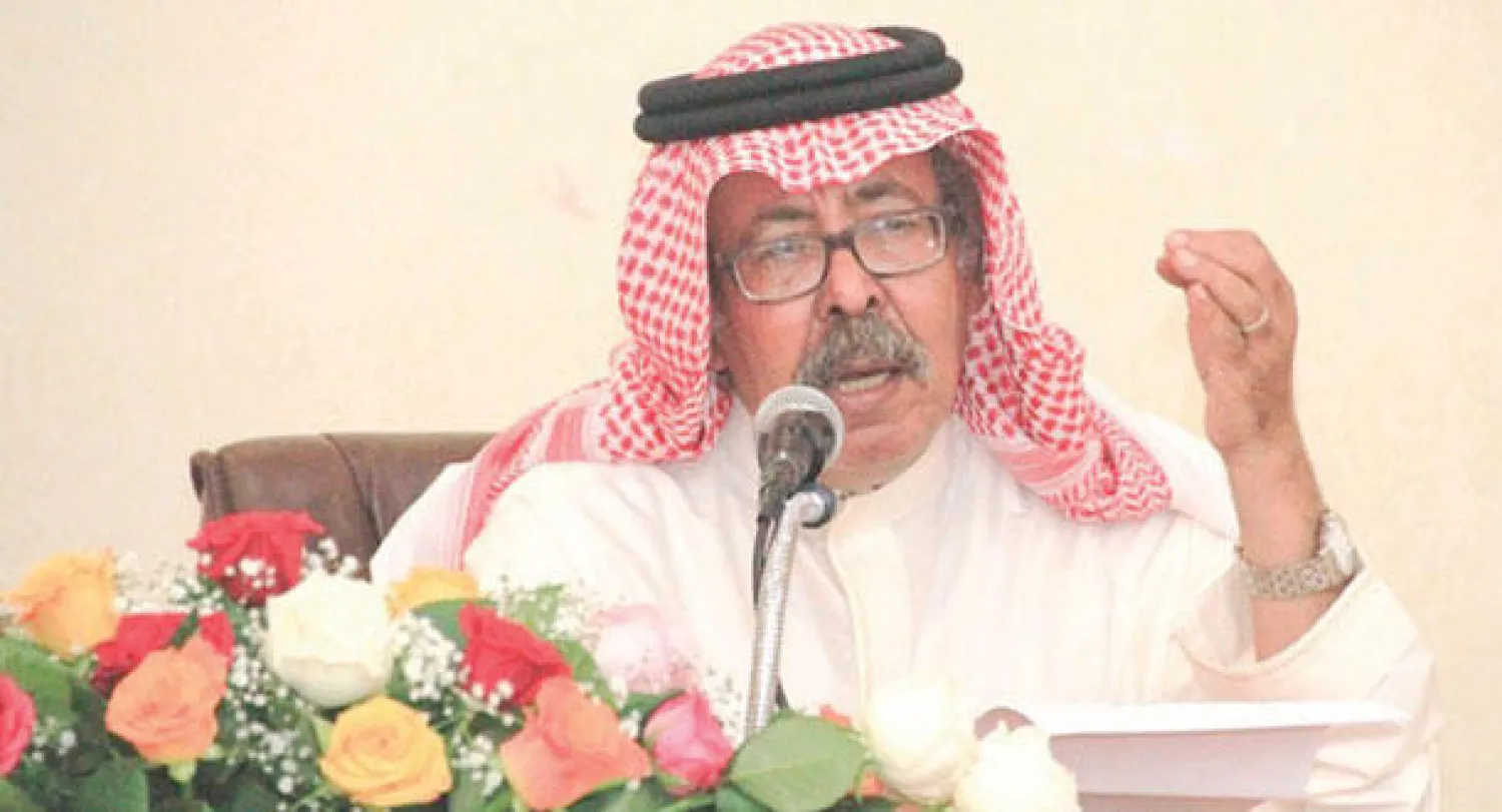 سعيد السريحي أثناء إلقاء ورقته